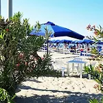 Apartment Fronte Mare Riviera Del Conero, Wi-fi Gratuita, 3 Camere, 10 Letti, Falconara Marittima